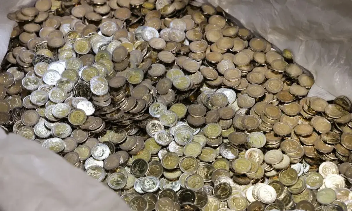 Ogromna ilość monet, prawdopodobnie bułgarska waluta, wypełnia worek.
