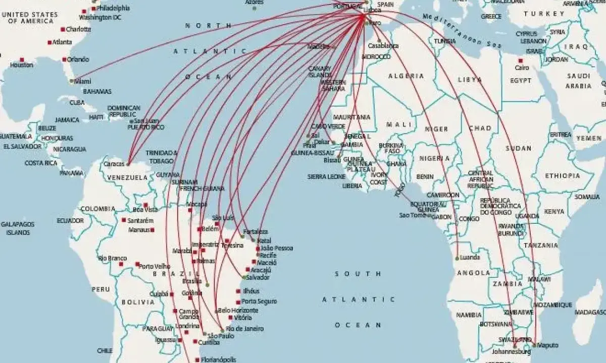 Mapa pokazuje trasy lotów z USA i Afryki do Portugalii. Zastanawiasz się, ile się leci do Portugalii?