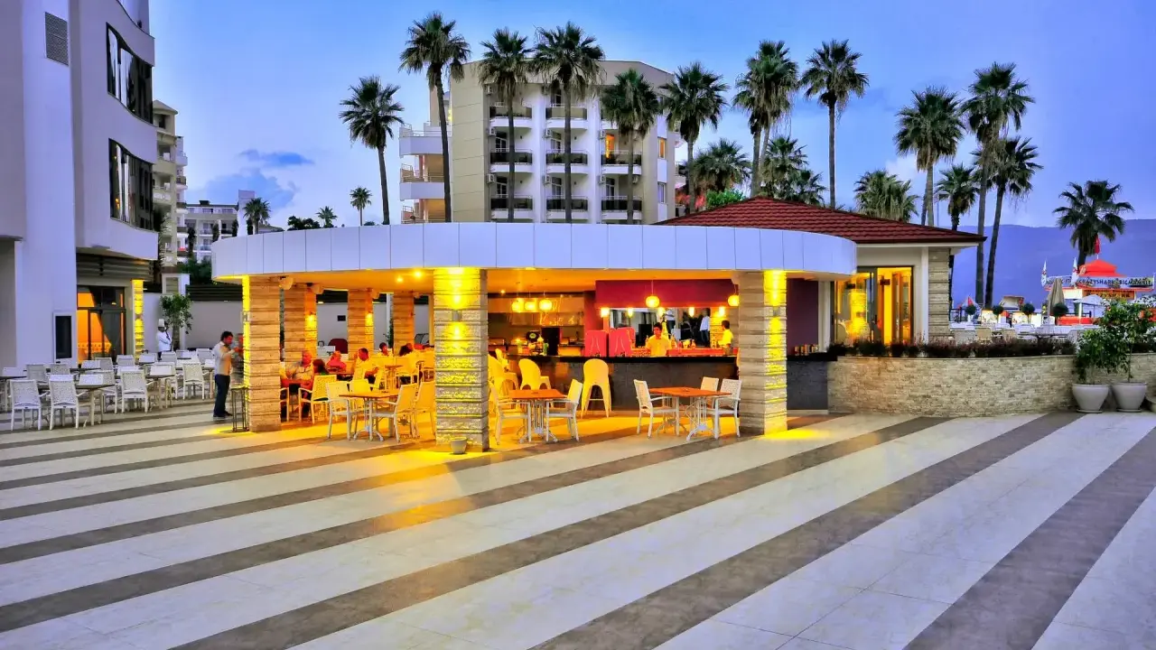 Wieczorny bar przy basenie, palmy, hotel. Wiele pozytywnych opinii o Golden Rock Beach Hotel.