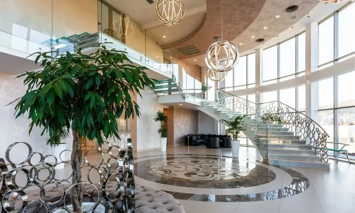 Luksusowe wnętrze z kaskadowymi schodami, szklanymi balustradami i designerskimi lampami. To z pewnością najdroższy hotel na świecie, gdzie każdy detal krzyczy o bogactwie.