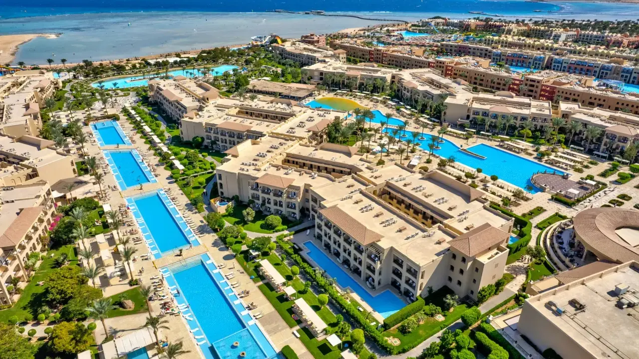 Widok z lotu ptaka na kompleks hotelowy Jaz Aquamarine z basenami i morzem. Wiele pozytywnych jaz aquamarine opinie potwierdza urok tego miejsca.
