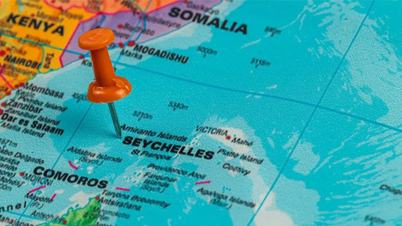 Mapa z zaznaczoną na Seszele pomarańczową pinezką. Widoczne też Kenia, Somalia, Komory.