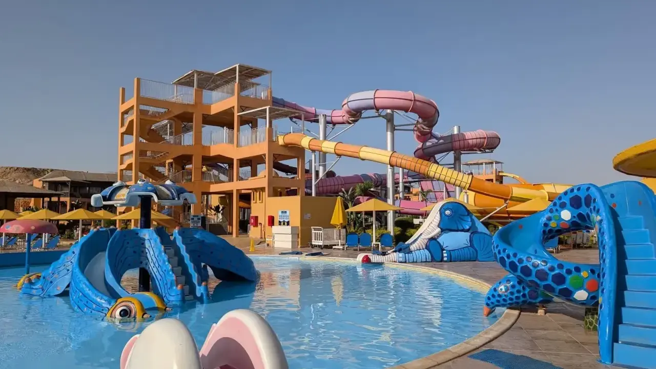 Kolorowy aquapark z licznymi zjeżdżalniami i basenami, idealne miejsce na wakacje z rodziną w Pickalbatros.
