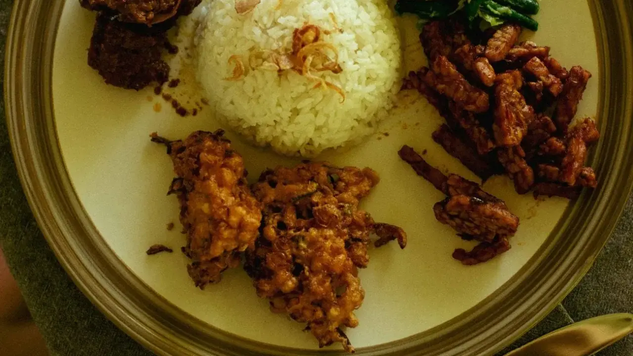 Pyszne danie z ryżem, tempeh, mięsem i warzywami. Idealne ceny na Bali dla smakoszy.