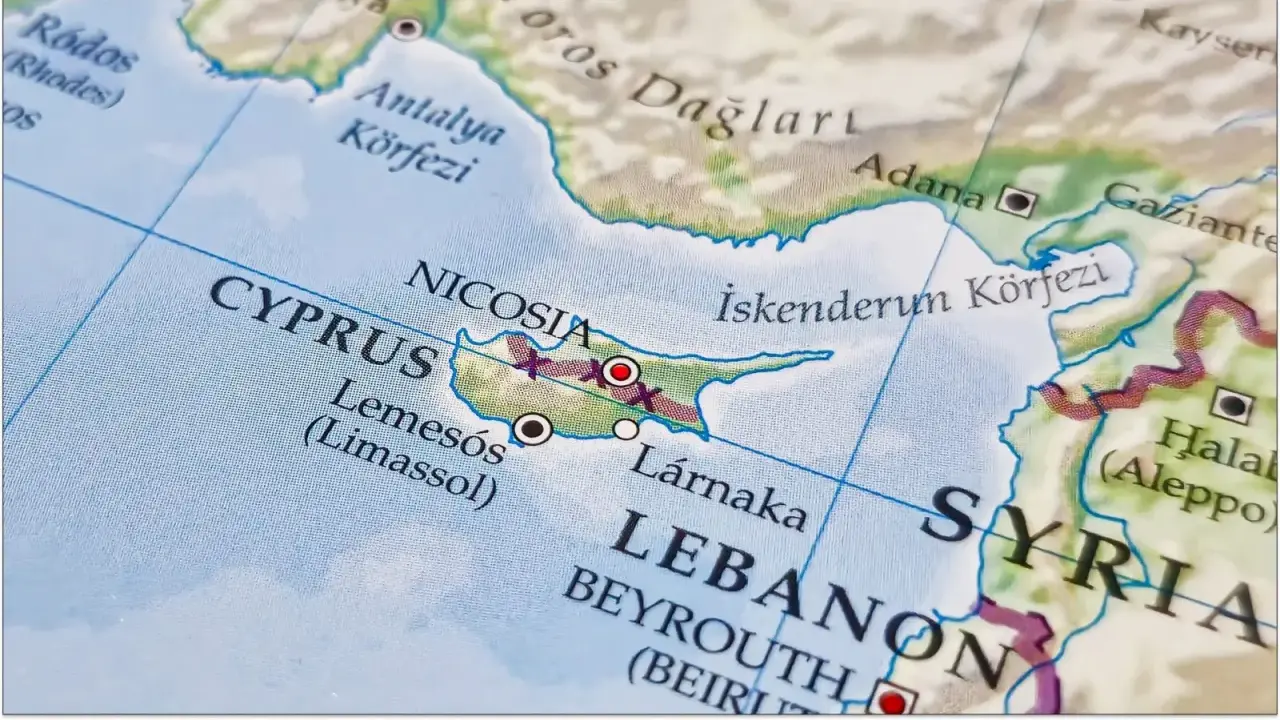Fragment mapy pokazujący Cypr, Liban i Syrię, z zaznaczonymi miastami Nikozja, Limassol i Larnaka.