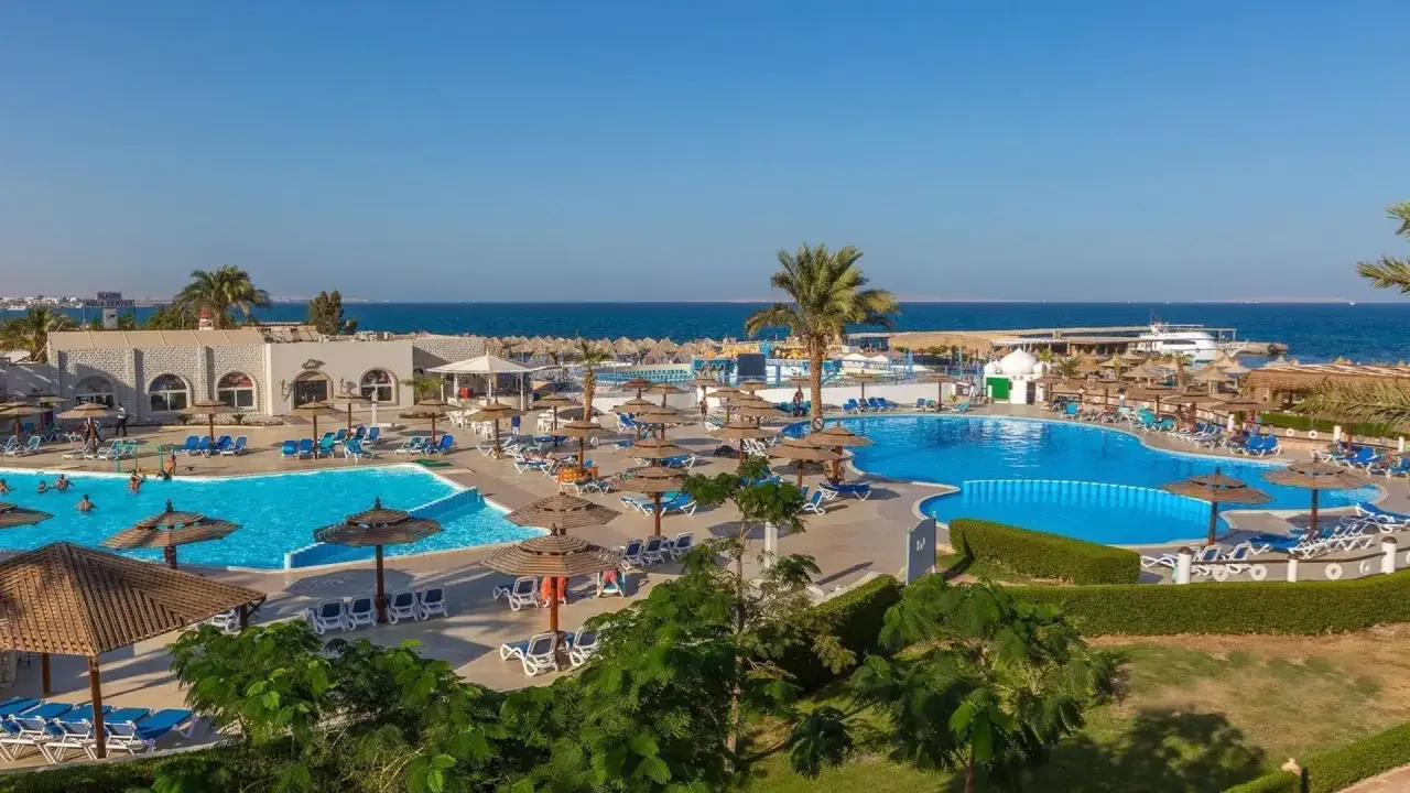 Wspaniałe baseny i plaża w Aladdin Beach Resort. Wiele opinii potwierdza, że to idealne miejsce na wakacje.