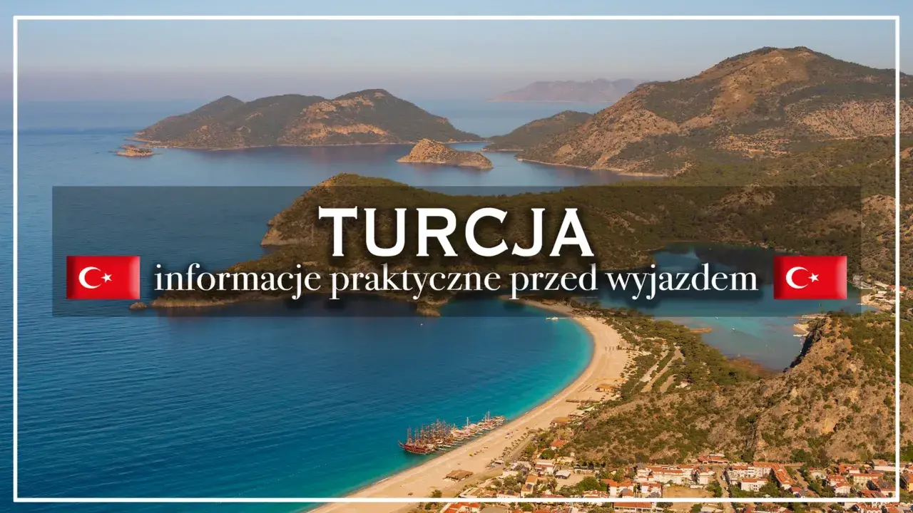 Widok na zatokę w Turcji z tekstem "TURCJA informacje praktyczne przed wyjazdem" i flagą Turcji.