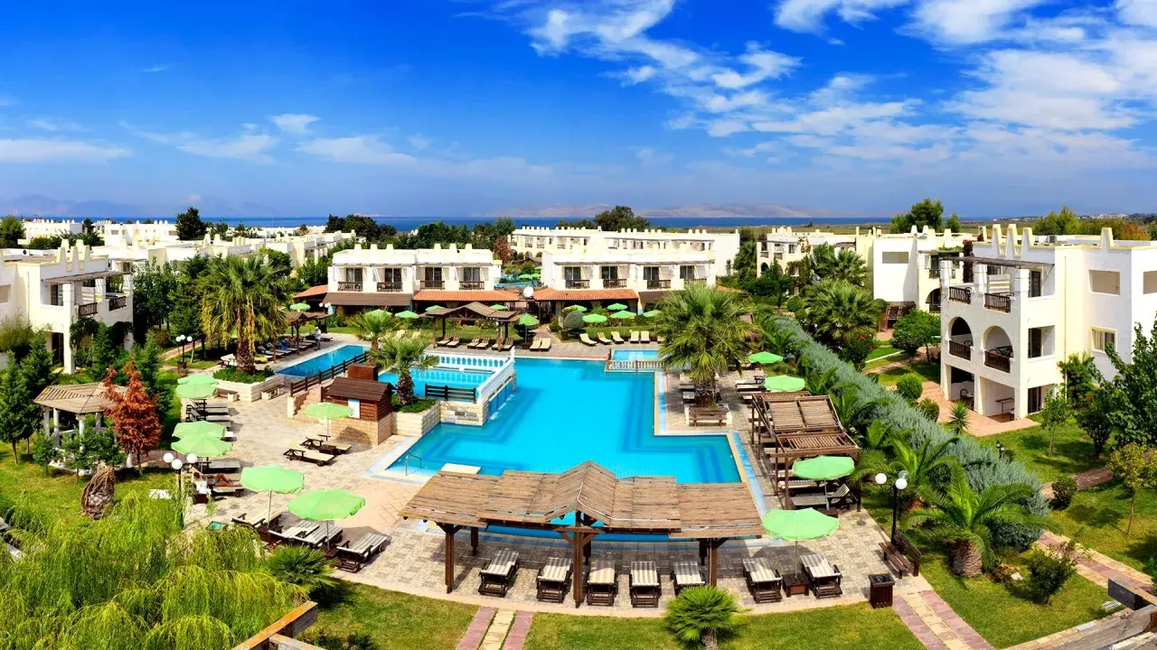 Luksusowy hotel z basenami i palmami, idealny na wakacje. Wiele osób chwali go w swoich gaia royal opinie.
