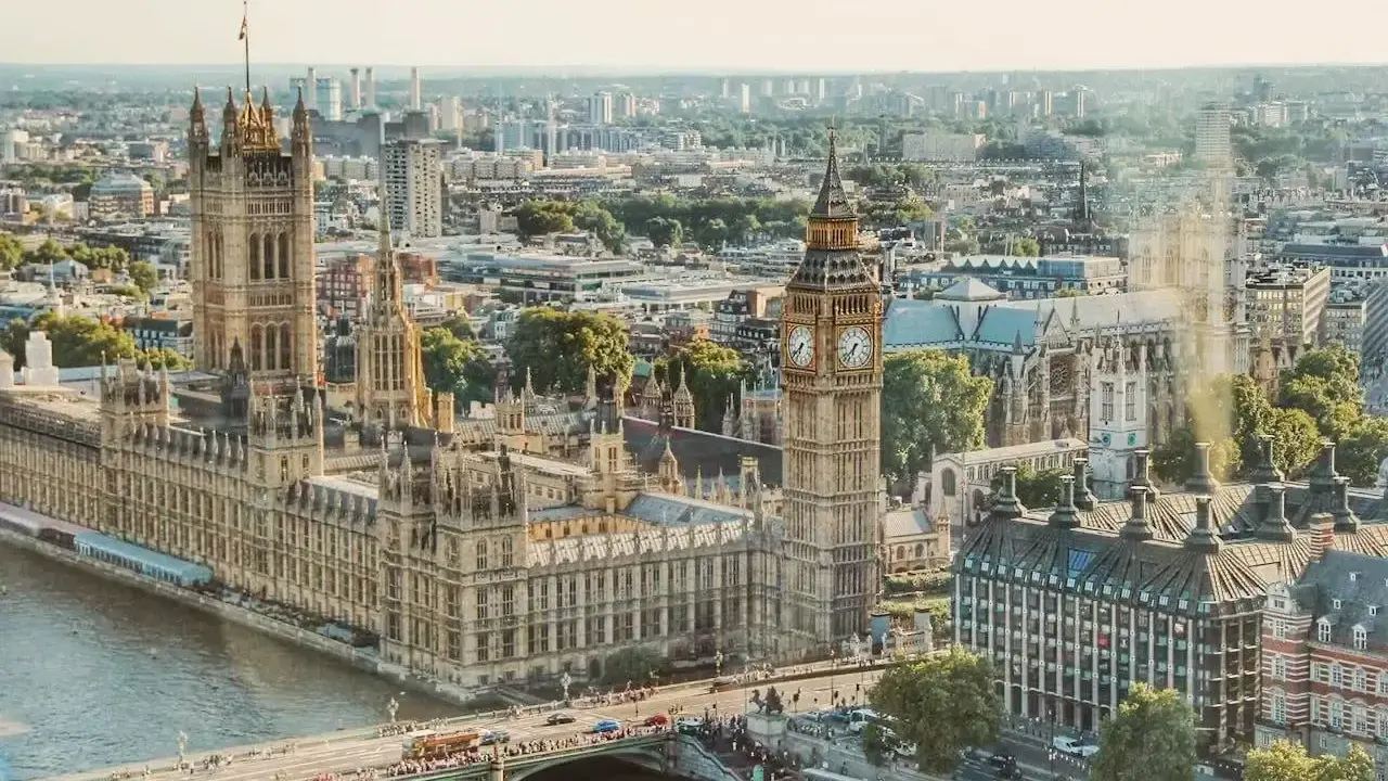 Widok na Parlament i Big Bena. Zastanawiasz się, ile się leci do Londynu, by zobaczyć te cuda?