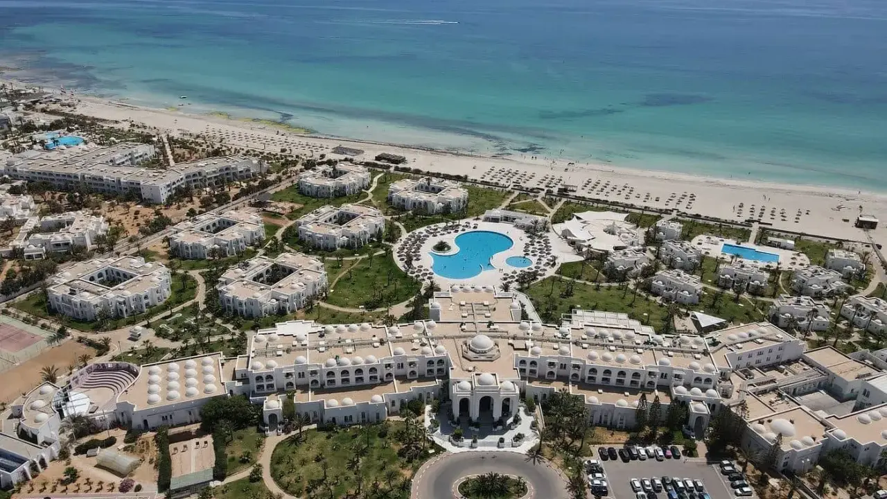 Widok z lotu ptaka na kompleks hotelowy Vincci Helios Beach z basenami i plażą. Wiele pozytywnych vincci helios beach opinie potwierdza urok tego miejsca.