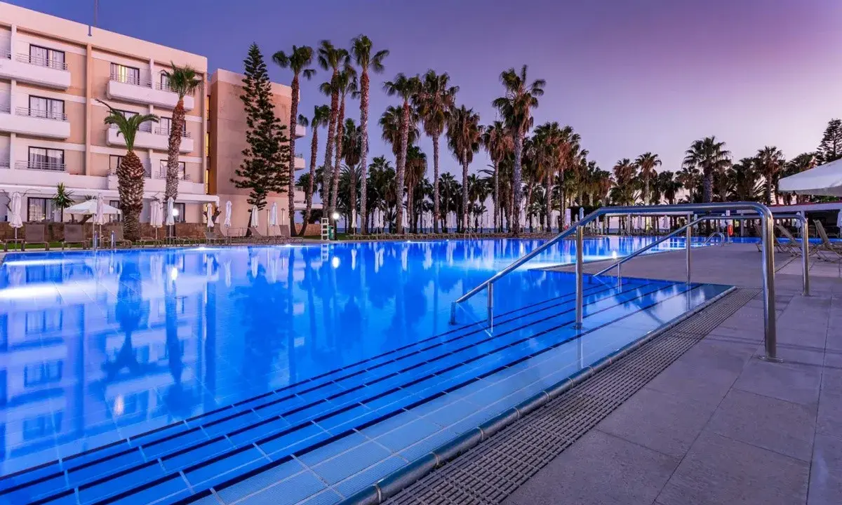 Basen hotelowy Louis Phaethon Beach, otoczony palmami, zaprasza na relaks. Wiele pozytywnych louis phaethon beach opinie potwierdza jego urok.