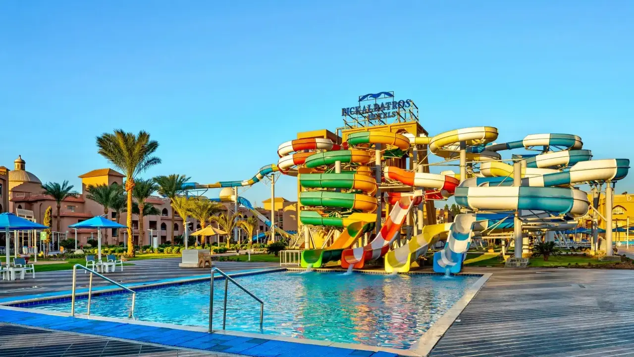 Kolorowy aquapark z mnóstwem zjeżdżalni i basenem. Idealne miejsce na wakacje, jak sugerują hawaii paradise aqua park resort opinie.