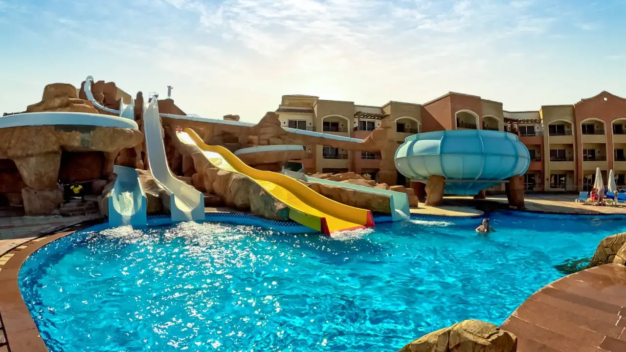 Wodne szaleństwo w Regency Plaza Aqua Park Spa. Opinie gości potwierdzają świetną zabawę na zjeżdżalniach i relaks w basenie.
