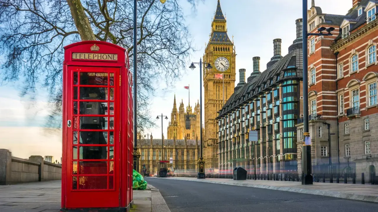 Klasyczny czerwony budka telefoniczna i Big Ben w Londynie. Idealne miejsce na planowanie lotów do Anglii.