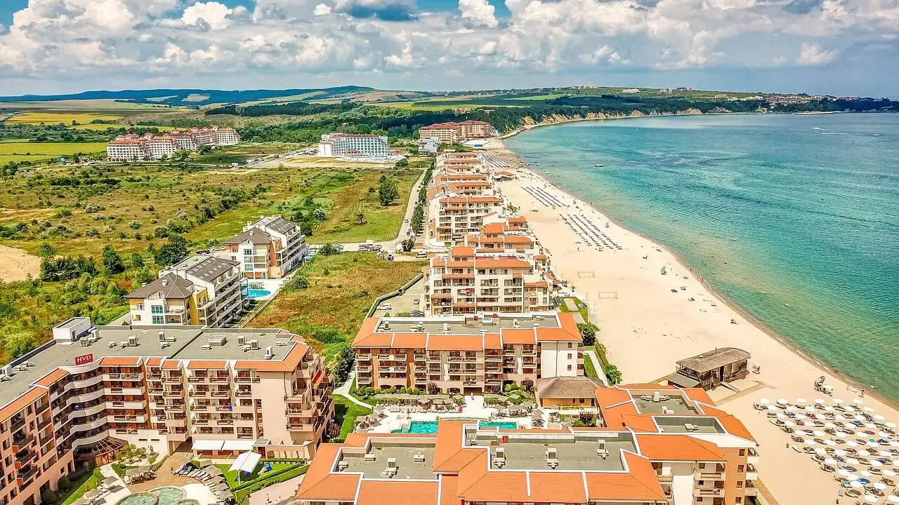 Widok na kurort nad Morzem Czarnym. Hotele i plaża z leżakami. Sprawdź ceny w Bułgarii na wakacje!