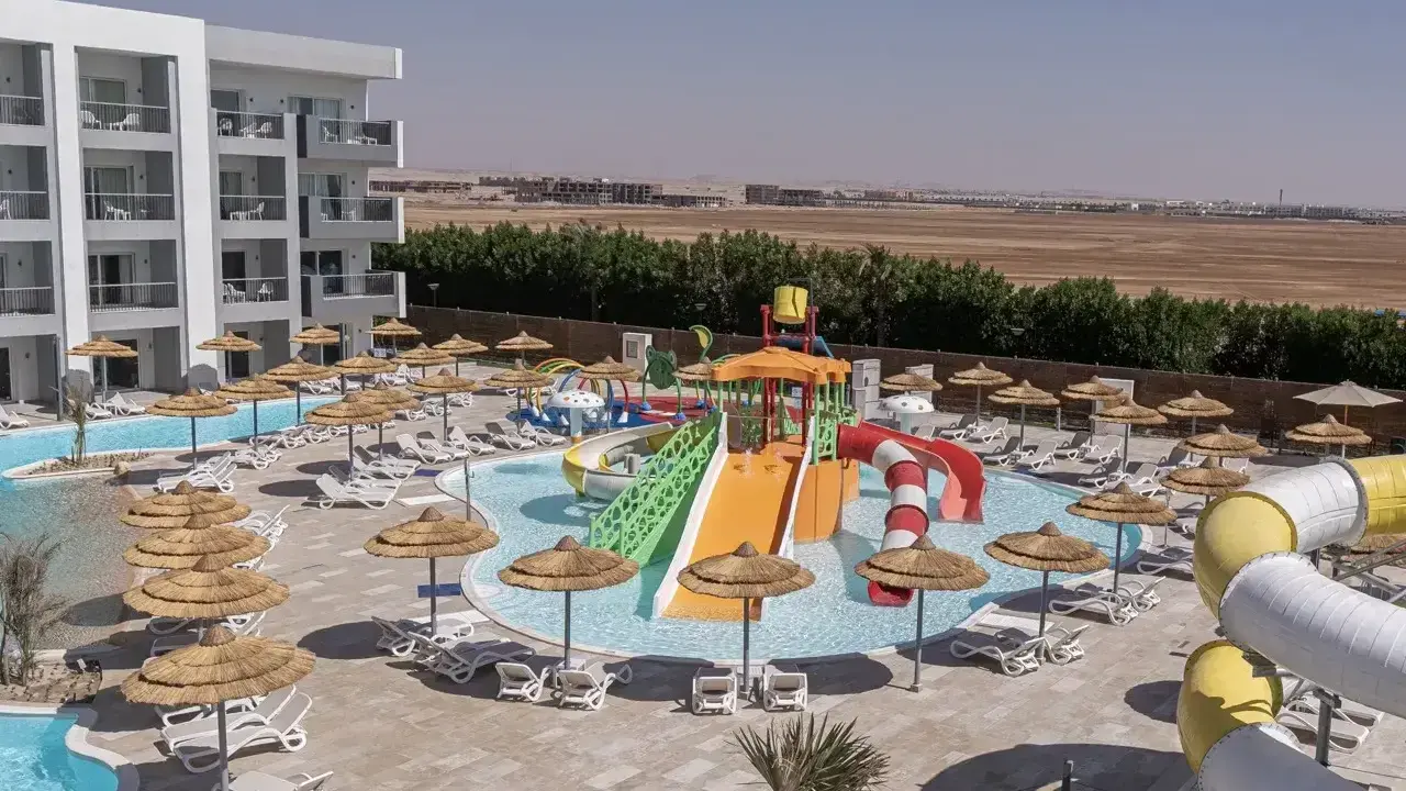 Amwaj Blue Beach Resort & Spa opinie: hotel z basenami, zjeżdżalniami wodnymi i leżakami pod parasolami.
