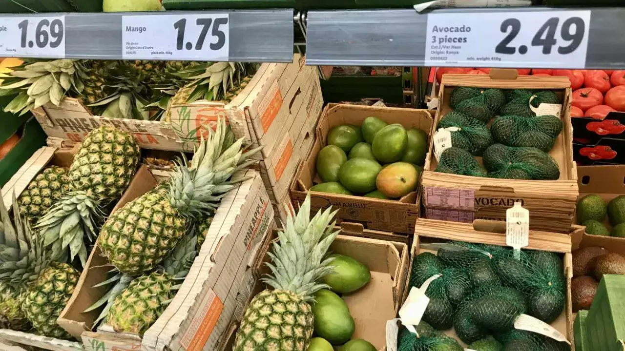 Ananasy, mango i awokado na sprzedaż. Ceny: ananas 1.69, mango 1.75, awokado 3 szt. za 2.49. Malta oferuje świeże owoce.
