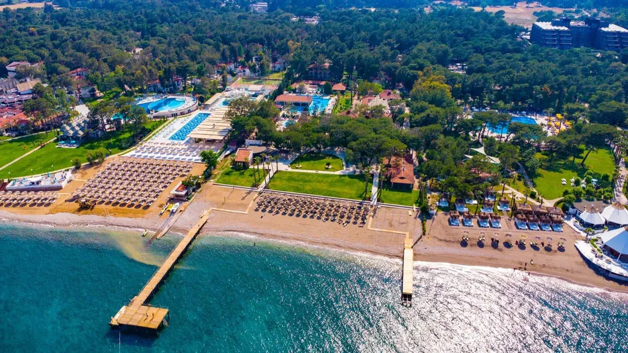 Widok z lotu ptaka na Champion Holiday Village. Plaże, baseny i zielone tereny. Wiele opinii potwierdza, że to idealne miejsce na wakacje.