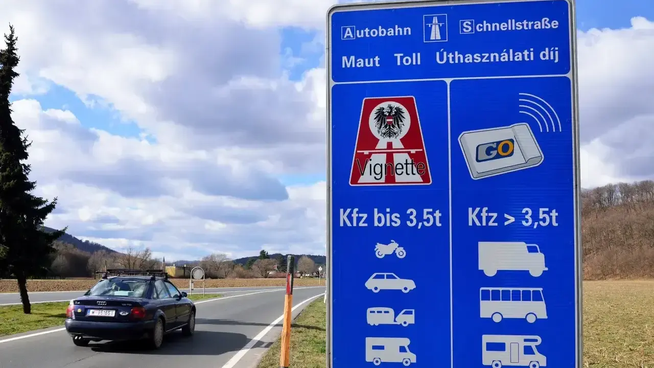 Znak drogowy w Austrii informuje o opłatach za autostrady i szybkie drogi. Winieta to forma opłaty, która jest niezbędna do podróżowania po drogach, a jej cena zależy od rodzaju pojazdu.