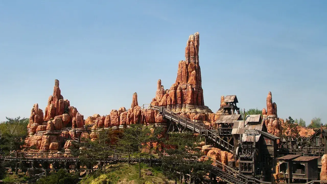 Big Thunder Mountain Railroad w Disneyland Paris. Sprawdź aktualny Disneyland Paris cennik, by zaplanować wizytę!