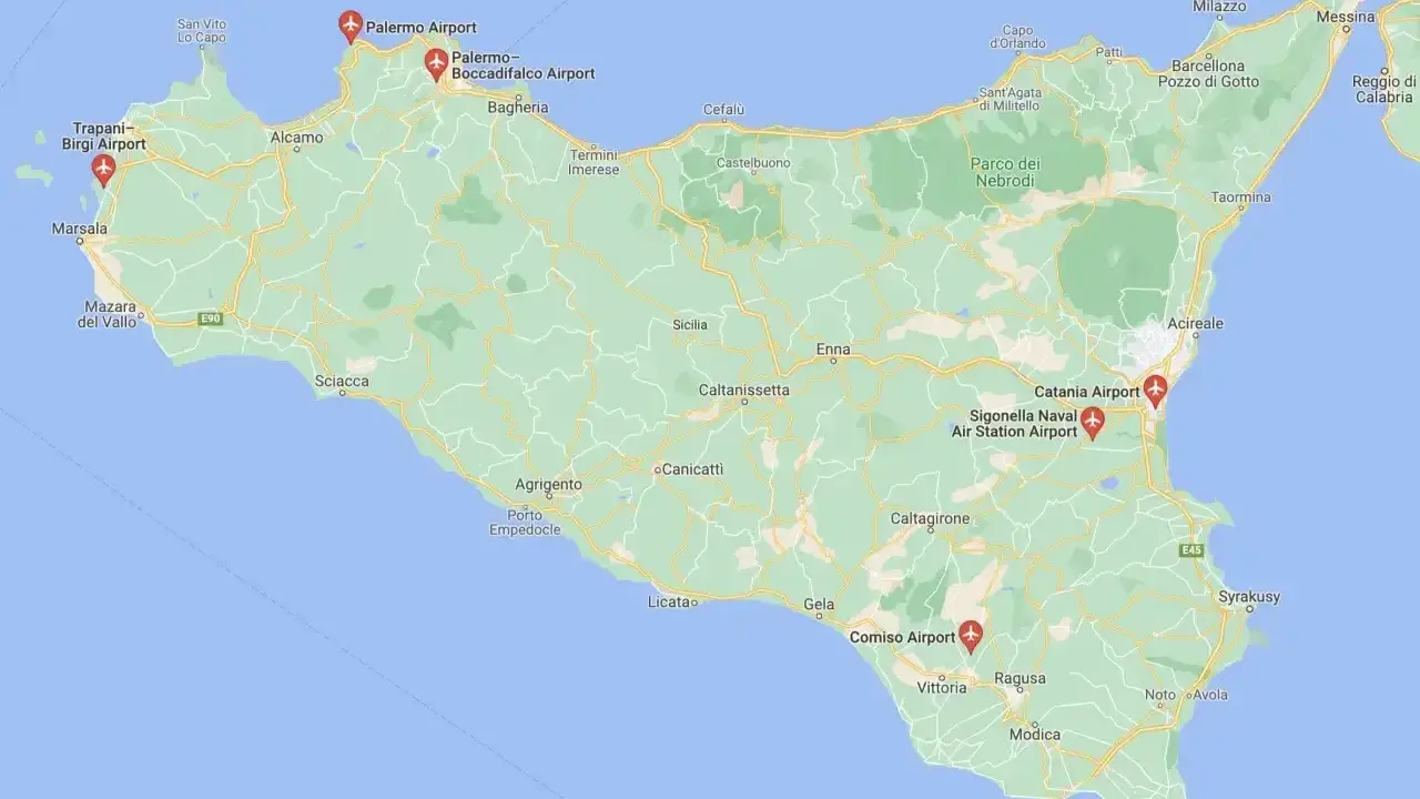 Mapa Sycylii z zaznaczonymi lotniskami: Palermo, Trapani-Birgi, Catania, Sigonella i Comiso.