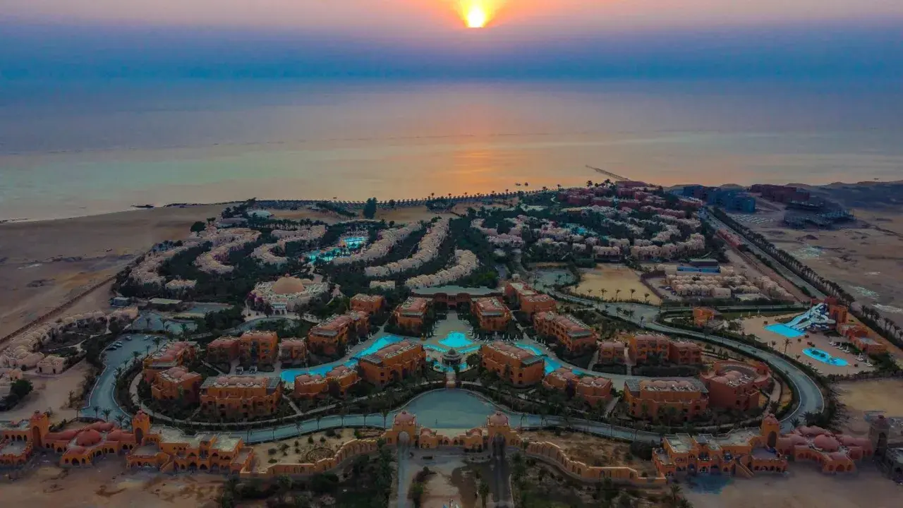Zachód słońca nad Dream Lagoon Aqua Park Resort. Opinie gości chwalą rozległy teren i baseny.