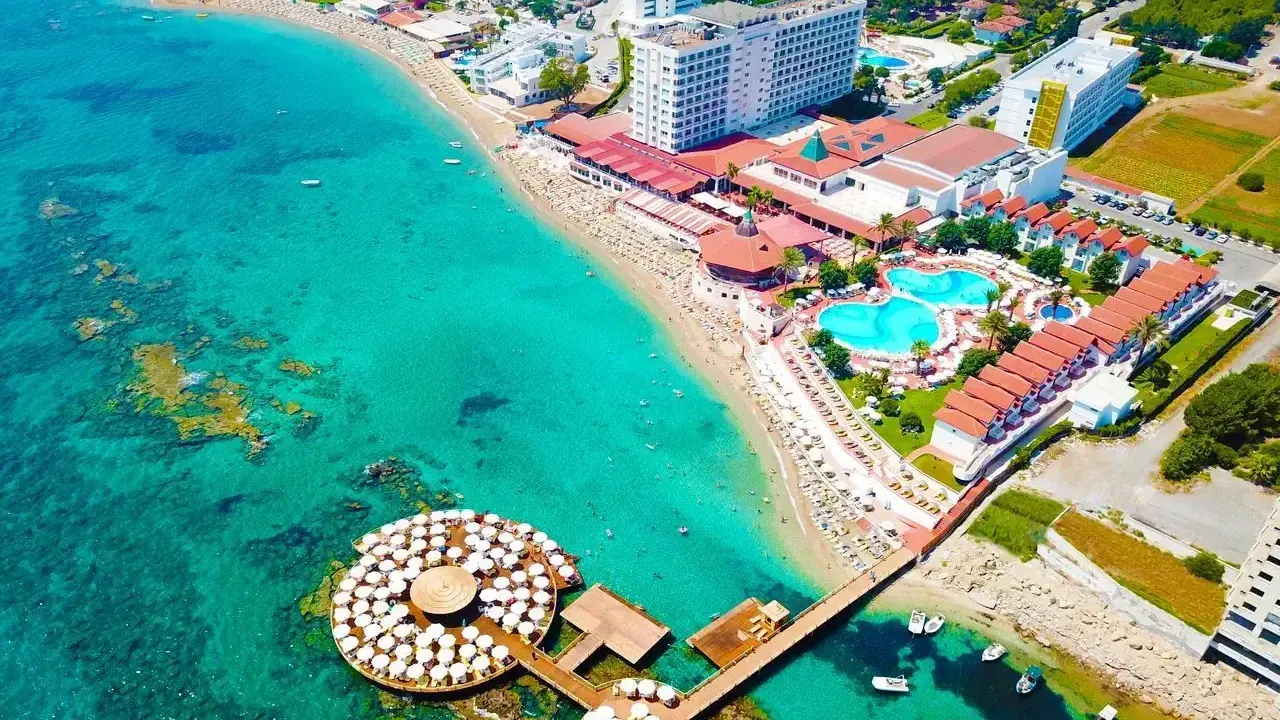 Widok z lotu ptaka na hotel z basenami i plażą. Warto sprawdzić salamis bay conti opinie przed rezerwacją.