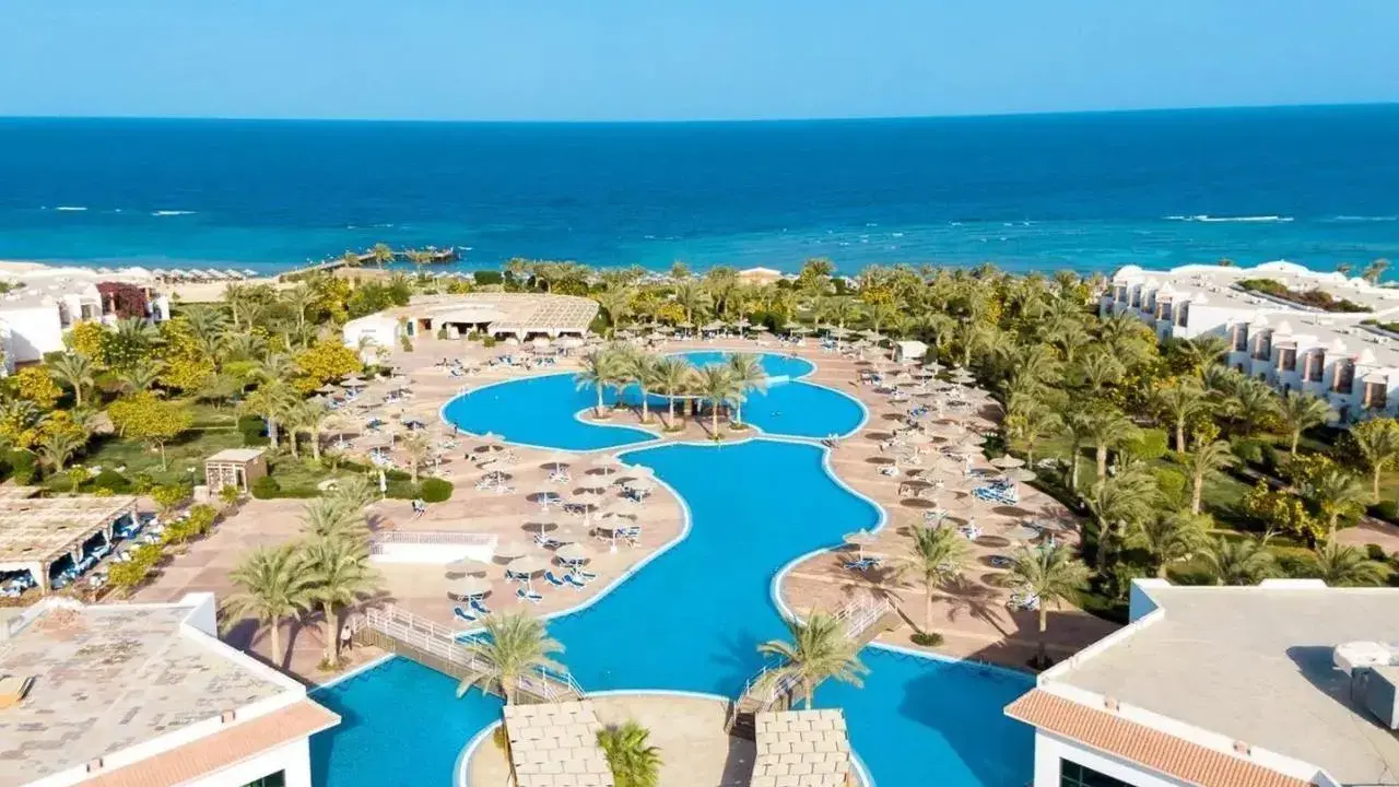Fantazia Resort Marsa Alam: opinie potwierdzają - baseny, palmy i błękitne morze tworzą rajski widok.