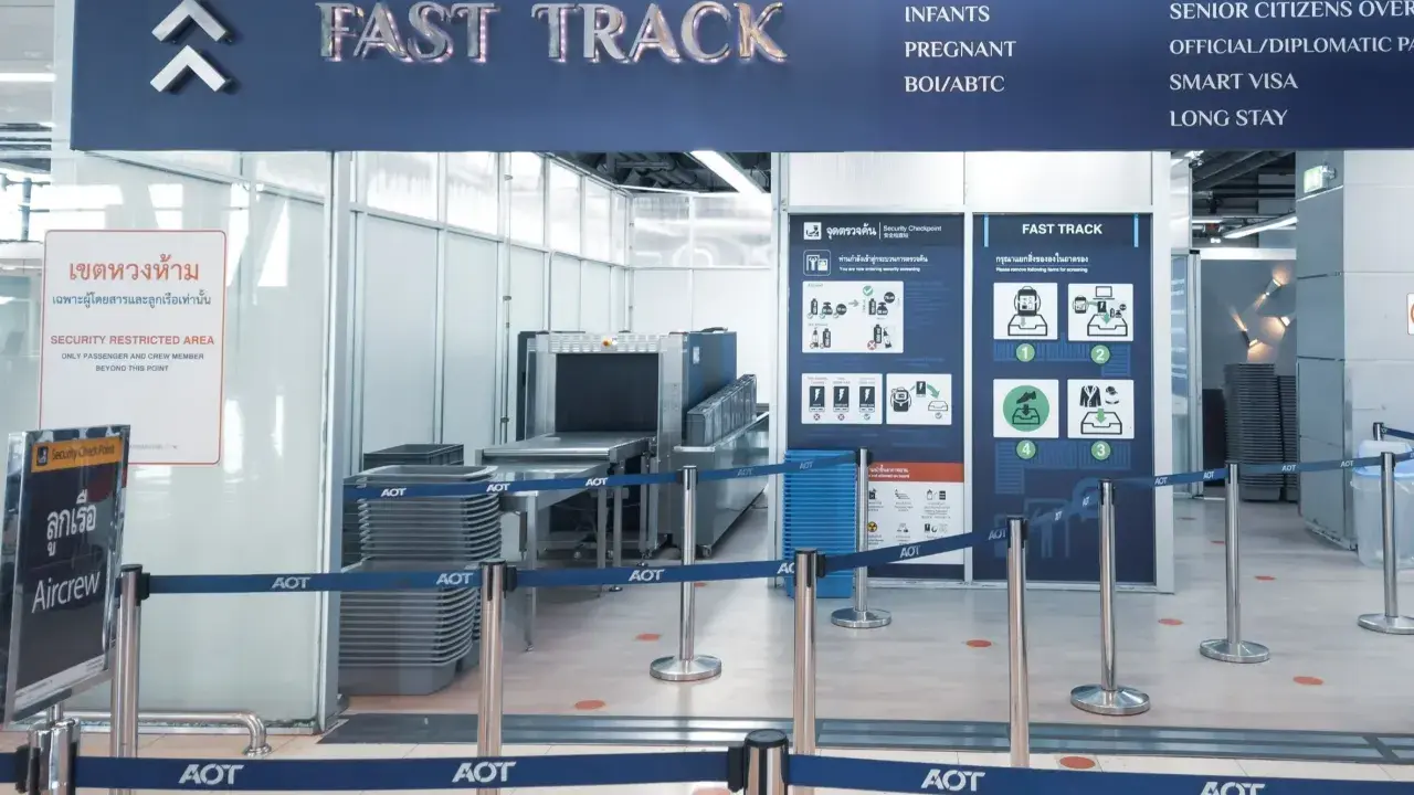 Szybsza ścieżka na lotnisku. Fast track co to? To specjalna kolejka dla pasażerów uprzywilejowanych, np. biznesowych, niepełnosprawnych, rodzin z dziećmi.