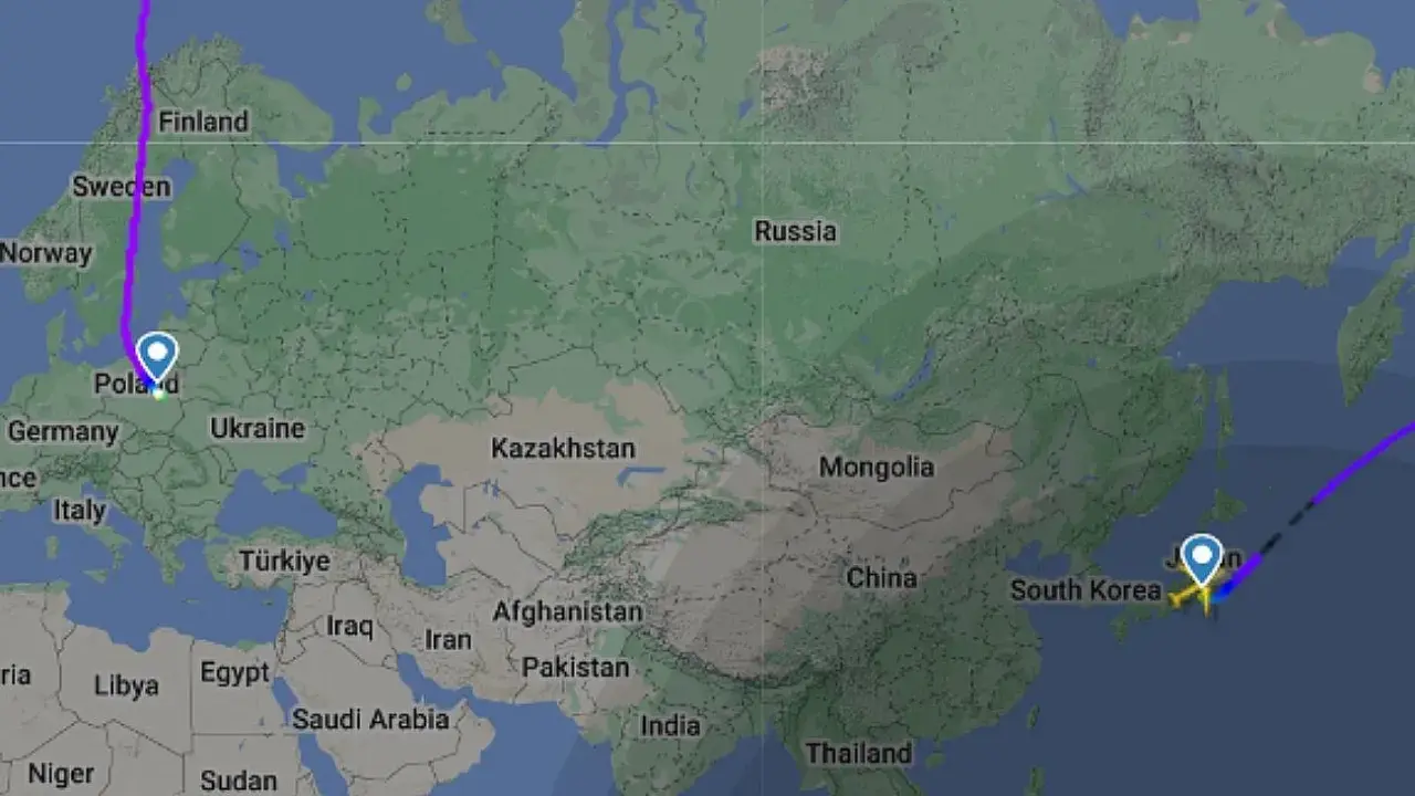 Trasa lotu z Polski do Japonii. Zastanawiasz się, ile się leci do Japonii? Ta mapa pokazuje podróż przez Europę i Azję.