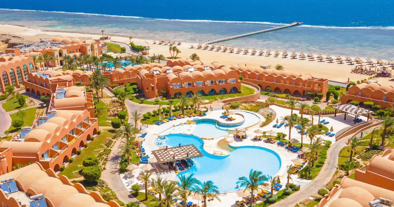 Widok na Novotel Marsa Alam z basenami i plażą. Pozytywne opinie o tym hotelu często podkreślają jego urokliwe położenie.