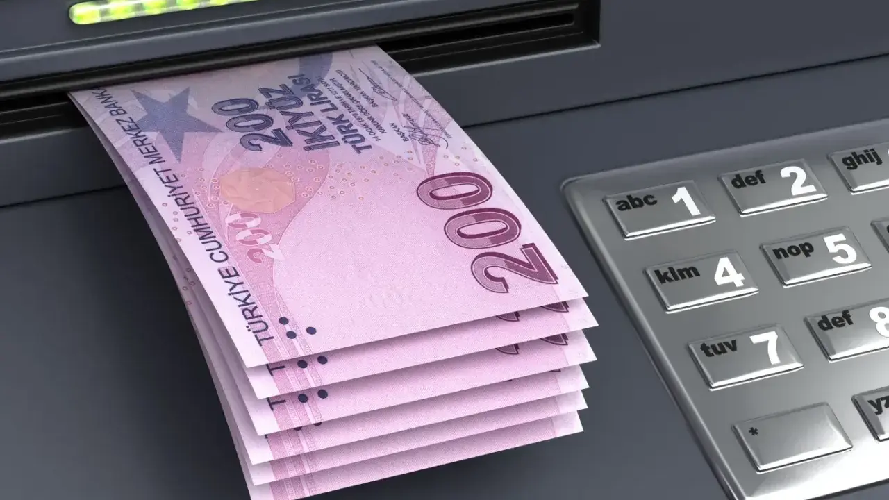 Pieniądze w Turcji to liry. Wypłata z bankomatu 200 lirów.