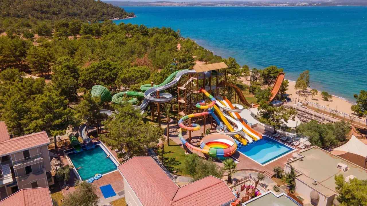 Wodny park rozrywki przy plaży, otoczony naturą. Wiele zjeżdżalni i basenów. **Long beach club nature opinie** - idealne miejsce na wakacje.