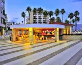 Wieczorny bar przy basenie, palmy, hotel. Wiele pozytywnych opinii o Golden Rock Beach Hotel.