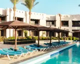 Basen i leżaki w Blend Club Aqua Resort. Opinie o tym miejscu są zazwyczaj pozytywne, a widok ten zachęca do relaksu.