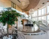 Luksusowe wnętrze z kaskadowymi schodami, szklanymi balustradami i designerskimi lampami. To z pewnością najdroższy hotel na świecie, gdzie każdy detal krzyczy o bogactwie.