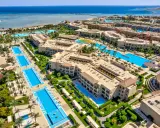 Widok z lotu ptaka na kompleks hotelowy Jaz Aquamarine z basenami i morzem. Wiele pozytywnych jaz aquamarine opinie potwierdza urok tego miejsca.