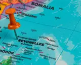 Mapa z zaznaczoną na Seszele pomarańczową pinezką. Widoczne też Kenia, Somalia, Komory.