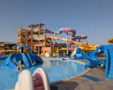 Kolorowy aquapark z licznymi zjeżdżalniami i basenami, idealne miejsce na wakacje z rodziną w Pickalbatros.