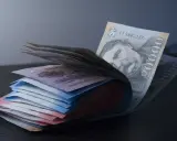 Stos banknotów, w tym 20 000 forintów, pokazuje, jaka waluta jest na Węgrzech.