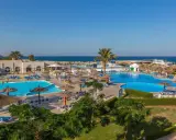 Wspaniałe baseny i plaża w Aladdin Beach Resort. Wiele opinii potwierdza, że to idealne miejsce na wakacje.