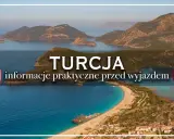 Widok na zatokę w Turcji z tekstem "TURCJA informacje praktyczne przed wyjazdem" i flagą Turcji.