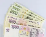 Kupka banknotów 1000 i 2000 koron czeskich, waluta w Czechach, leży na białym tle.