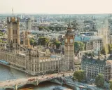 Widok na Parlament i Big Bena. Zastanawiasz się, ile się leci do Londynu, by zobaczyć te cuda?