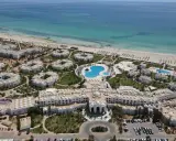 Widok z lotu ptaka na kompleks hotelowy Vincci Helios Beach z basenami i plażą. Wiele pozytywnych vincci helios beach opinie potwierdza urok tego miejsca.