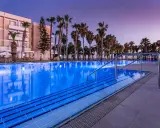 Basen hotelowy Louis Phaethon Beach, otoczony palmami, zaprasza na relaks. Wiele pozytywnych louis phaethon beach opinie potwierdza jego urok.