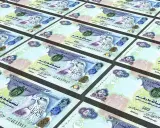 Paczka banknotów z Dubaju, pięćset dirhamów, z wizerunkiem sokoła. Waluta w Dubaju, symbol bogactwa i rozwoju.