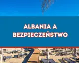 Plaża z leżakami i parasolami pod błękitnym niebem, z napisem "Albania a Bezpieczeństwo".