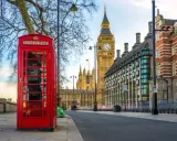 Klasyczny czerwony budka telefoniczna i Big Ben w Londynie. Idealne miejsce na planowanie lotów do Anglii.
