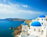 Santorini, Grecja. Białe domy z niebieskimi kopułami nad morzem. Sprawdź ceny wakacji!